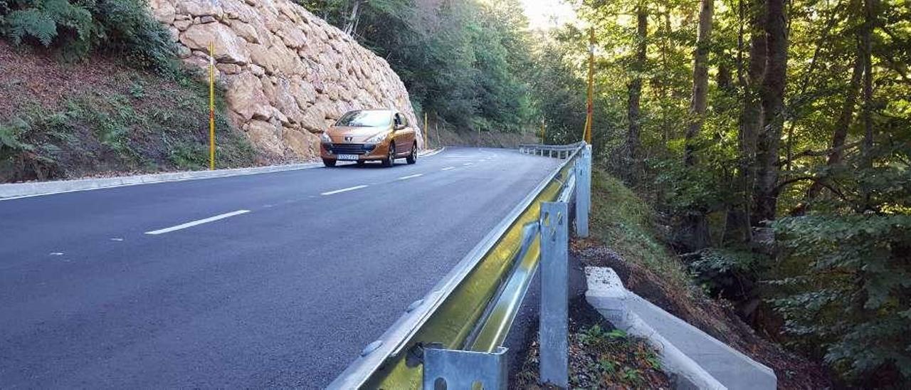 El gran argayo de Tarna, ya arreglado y con la carretera asfaltada.