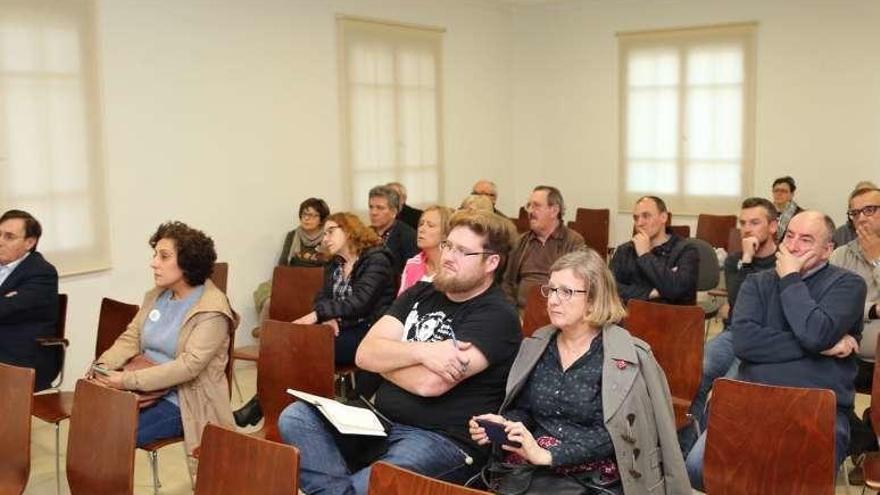 Asistentes a la reunión convocada por el alcalde. // Muñiz