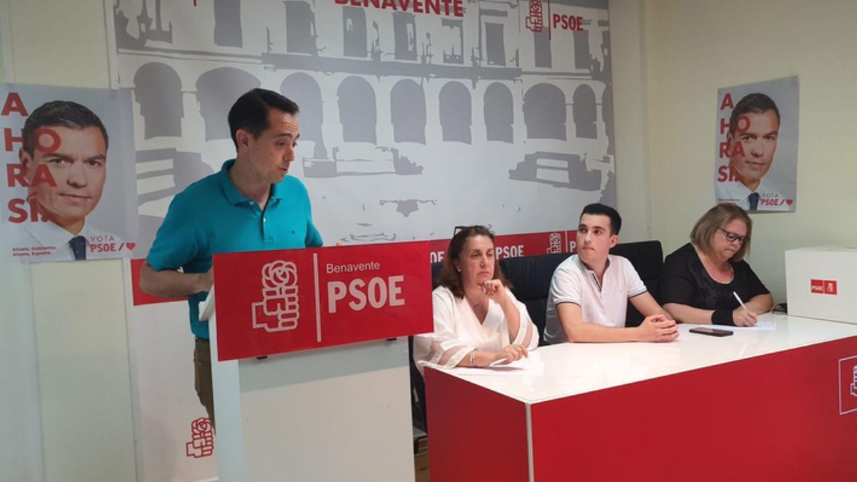 Parte de la ejecutiva local del PSOE de Benavente. / E. P.