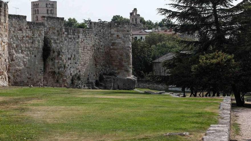 Los jardines del Castillo, con calvas, que podrían sufrir las consecuencias de una restricción del riego de zonas verdes.