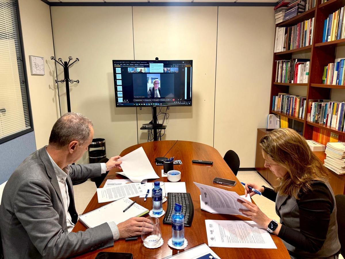 Alberto González y María Calvo, durante la reunión con el coordinador europeo del Corredor Atlántico.