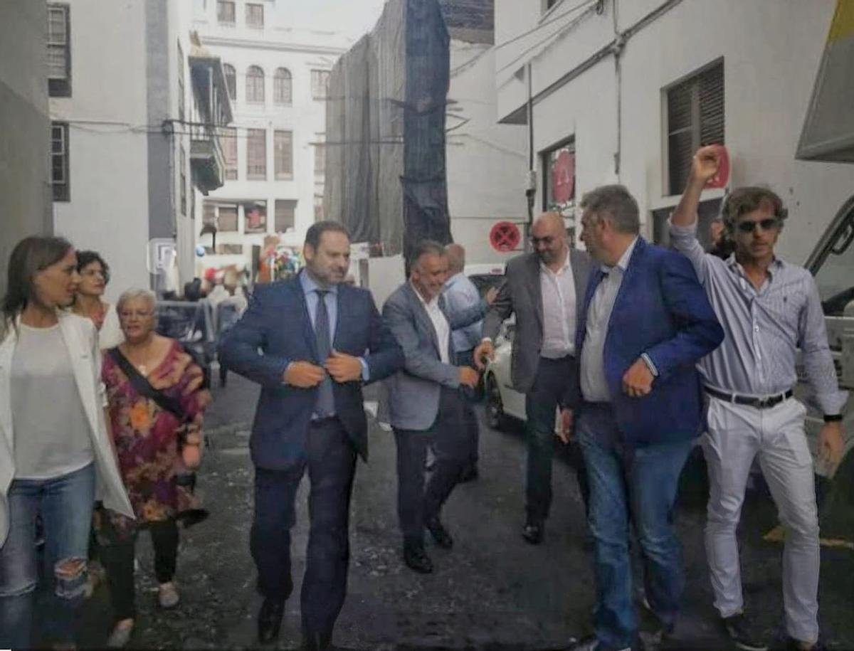 6 de agosto de 2018, José Luis Ábalos llega acompañado de Koldo García (en la imagen recibe el saludo de Ángel Víctor Torres) a un acto en los Llanos de Aridane.