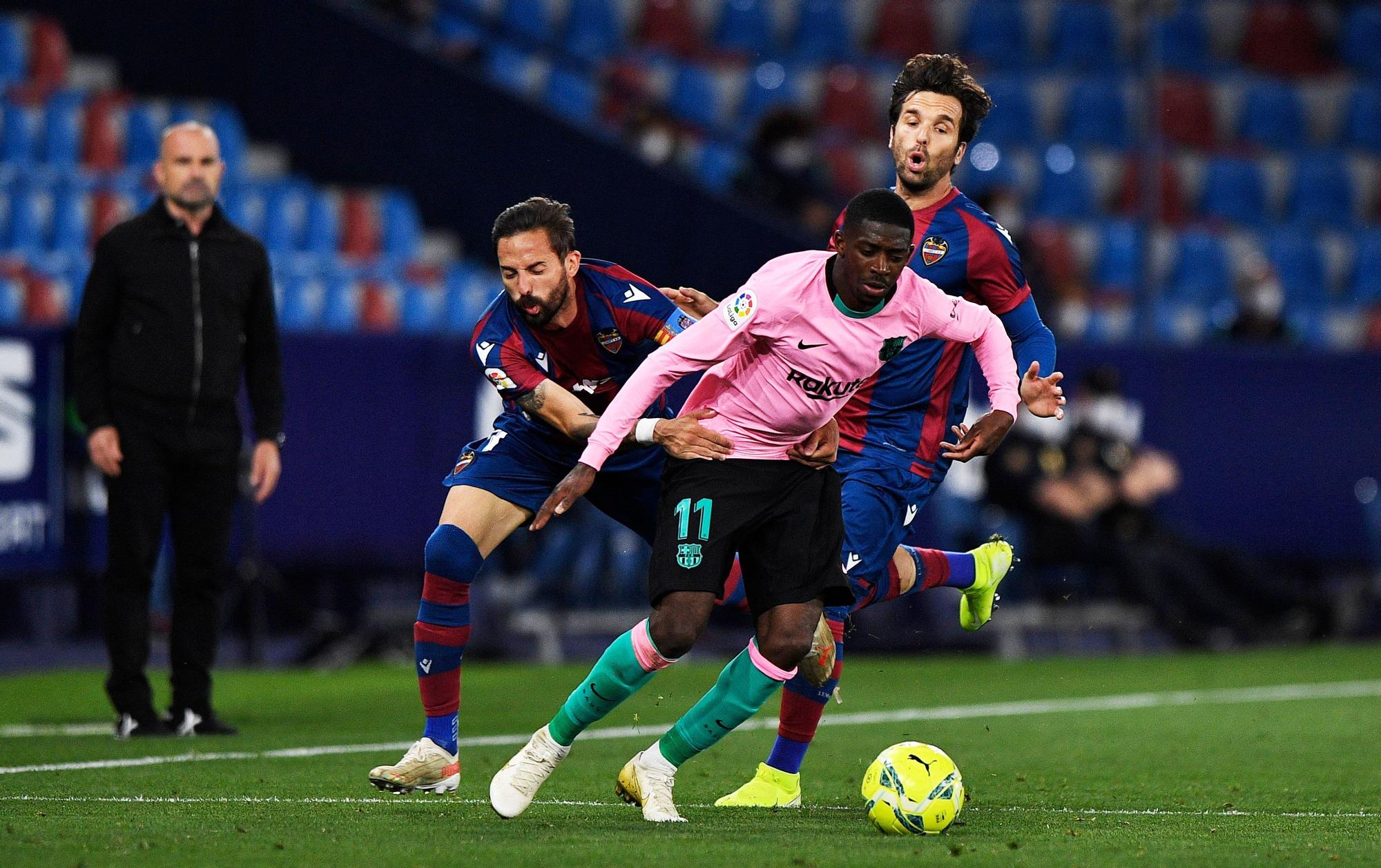 Dembélé intenta zafarse de dos jugadores del Levante en el Ciutat de Valencia.