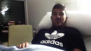 David Villa agraeix el suport després de ser operat.