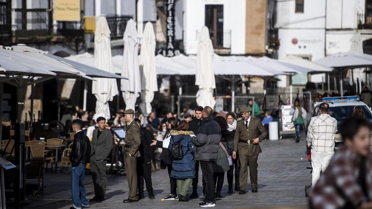 Militares en la plaza Mayor de Cáceres, uno de los puntos más transitados por familiares y visitantes.