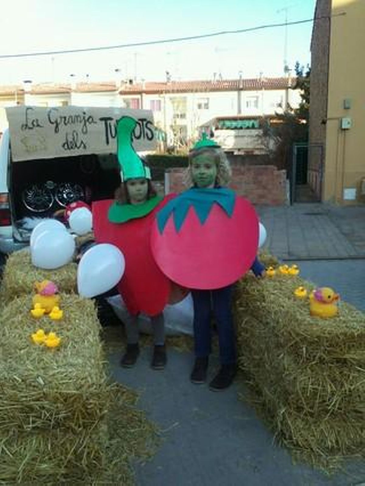Júlia i Martina, el tomàquet i el pebrot més guapos del carnaval. FOTO: ESTEVE CAMPS