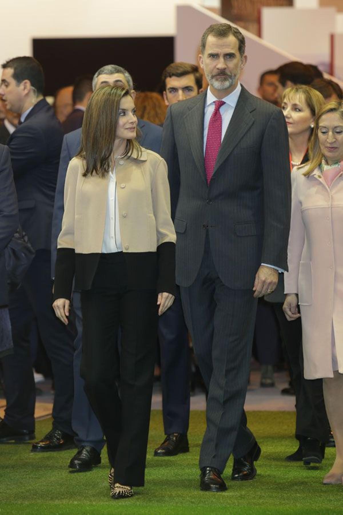 Letizia Ortiz en FITUR junto a Felipe VI con look en negro y beige
