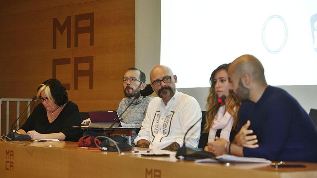 El diputado por Alicante, Txema Guijarro, en un acto de Podemos con otros dirigentes en 2019.