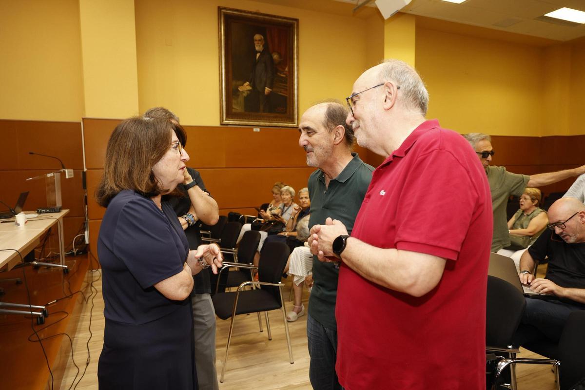 La rectora de la UA, Amparo Navarro, conversa con Manuel Alcaraz y con Daniel Innerarity.