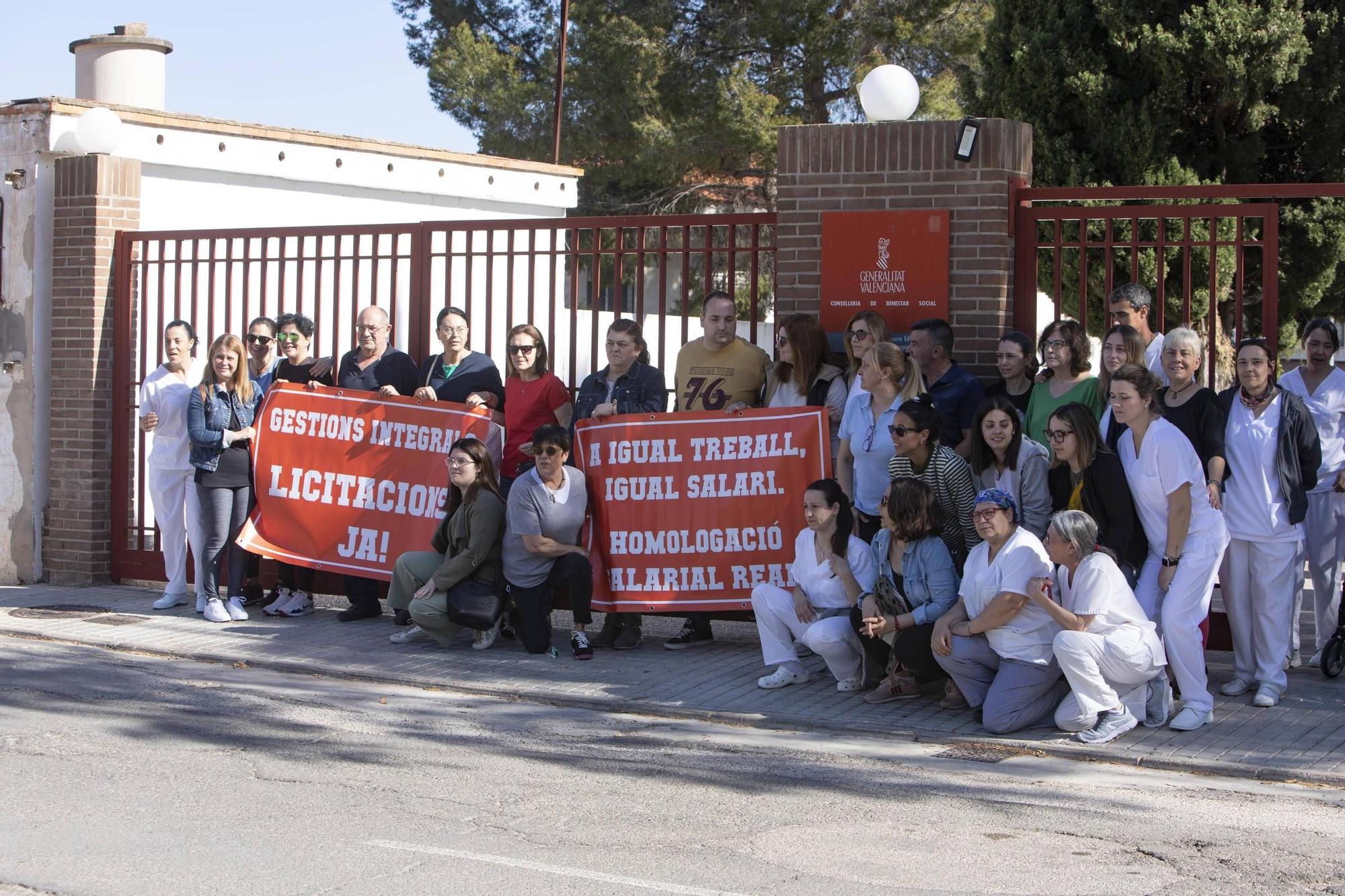 Los trabajadores de la residencia de la tercera edad de L'Alcúdia de Crespins salen a la calle