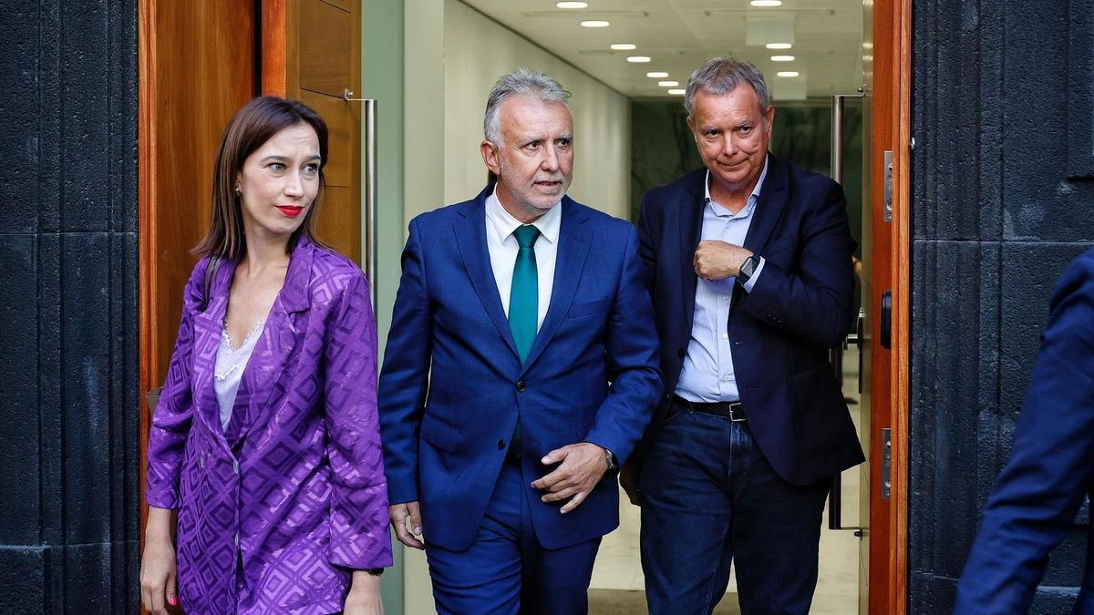 Foto de archivo de Ángel Víctor Torres (c) junto a Nira Fierro y Sebastián Franquis dirigiéndose en junio a la comisión de investigación del Parlamento de Canarias.