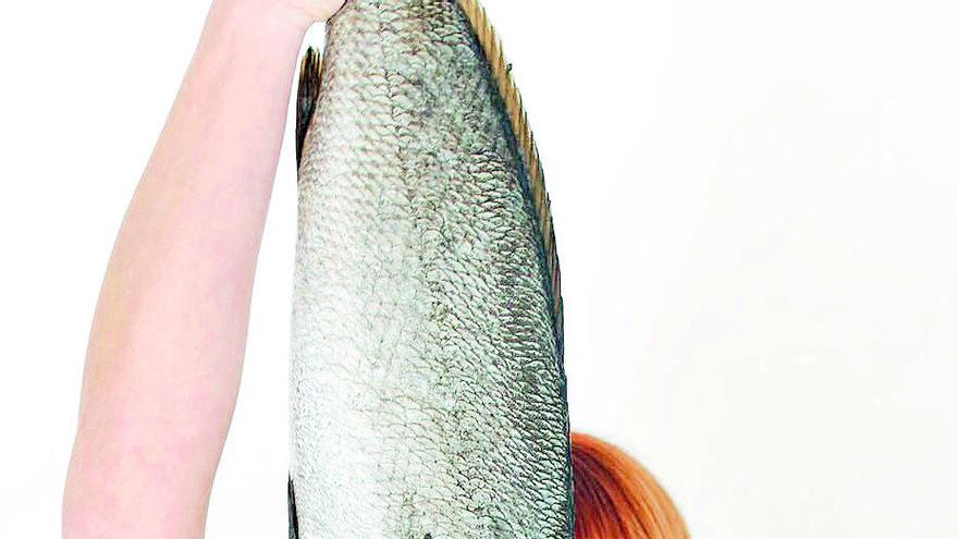 Elisa Escorihuela sujeta un pescado fresco. La nutricionista advierte de la necesidad de tratar bien alimentos como el pescado debido a la peligrosidad que conllevaría comer este tipo de alimentos sin una previa elaboración