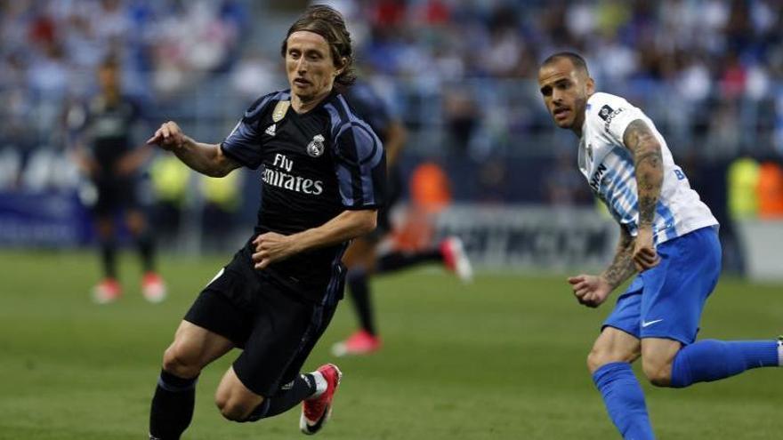 Sandro, en pugna con Modric.