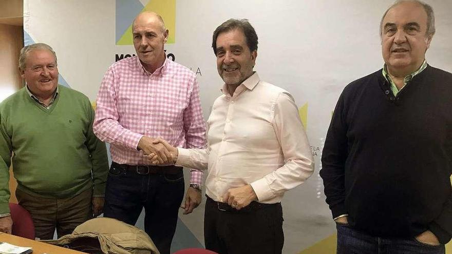 Felipe Burón y Juan José Pulgar se estrechan la mano junto a Ángel Orviz y Juan Prieto.