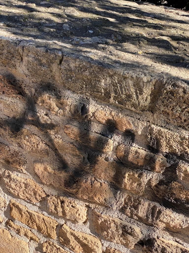 La Policía Local de Alcúdia pide ayuda para identificar al autor de varias pintadas en la muralla