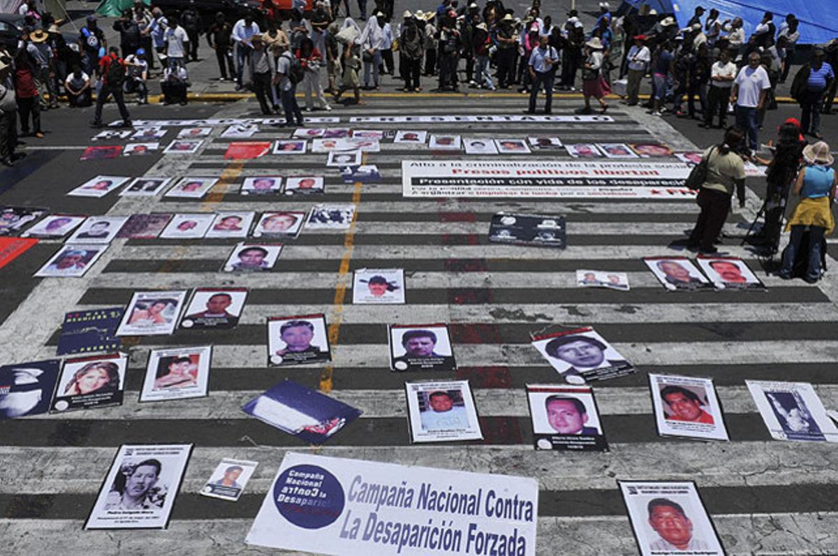 Organitzacions a favor dels drets humans i familiars de desapareguts es manifesten a la Ciutat de Mèxic durant l’inici de la Setmana Internacional del Detingut Desaparegut.