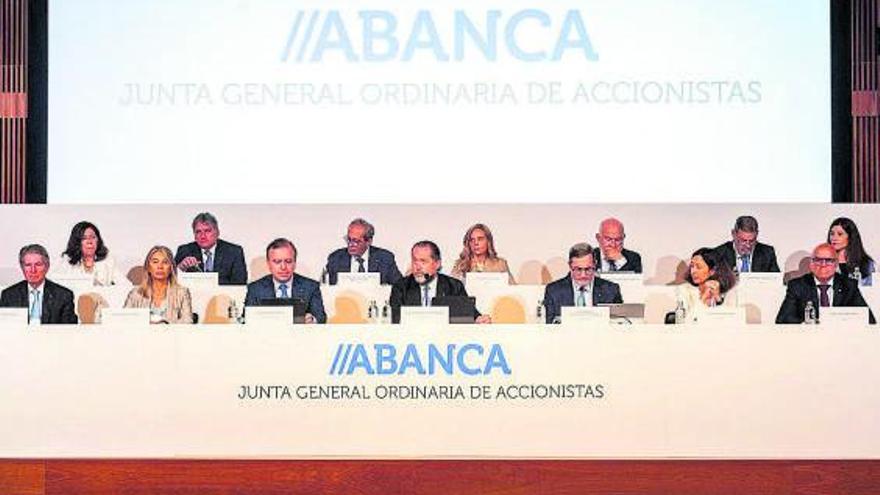 El consejo de administración de Abanca, ayer, durante la junta de accionistas.   | // ABANCA