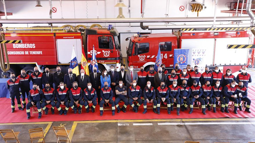 El Consorcio de Tenerife homenajea a 73 bomberos por sus años de servicio