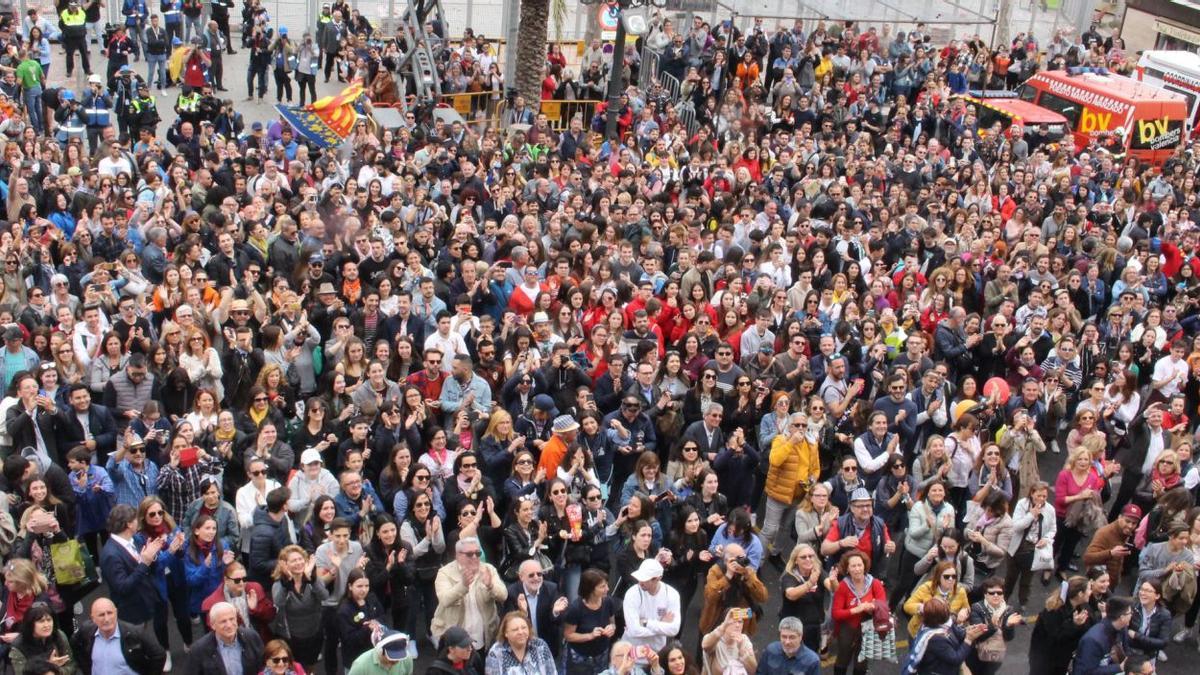 Una multitud de ciudadanos durante una de las «mascletaes» de Fallas de 2020.  | M.D.