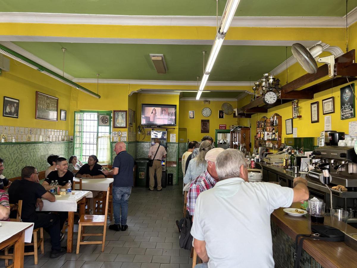 Ambiente del bar mientras José Manuel Rodríguez atiende a sus clientes.