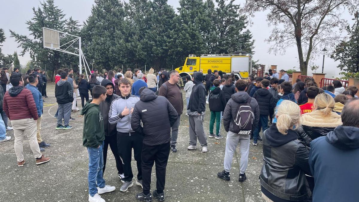 GALERÍA | El simulacro de incendio en el IES González Allende de Toro, en imágenes