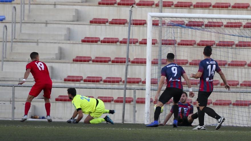 Abraham Gomis, en el suelo, anota el primer tanto del Eldense.