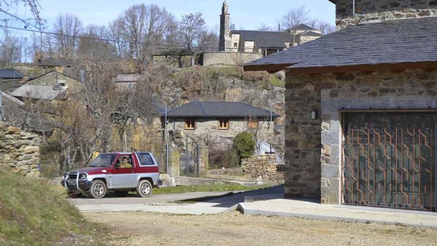 A la derecha, Centro Temático de la Miel de Sagallos.