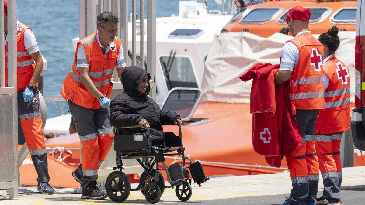 Una mujer sin piernas, entre las 38 personas rescatadas de una neumática cerca de Lanzarote