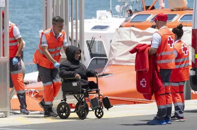 Una mujer sin piernas, entre las 38 personas rescatadas de una neumática cerca de Lanzarote