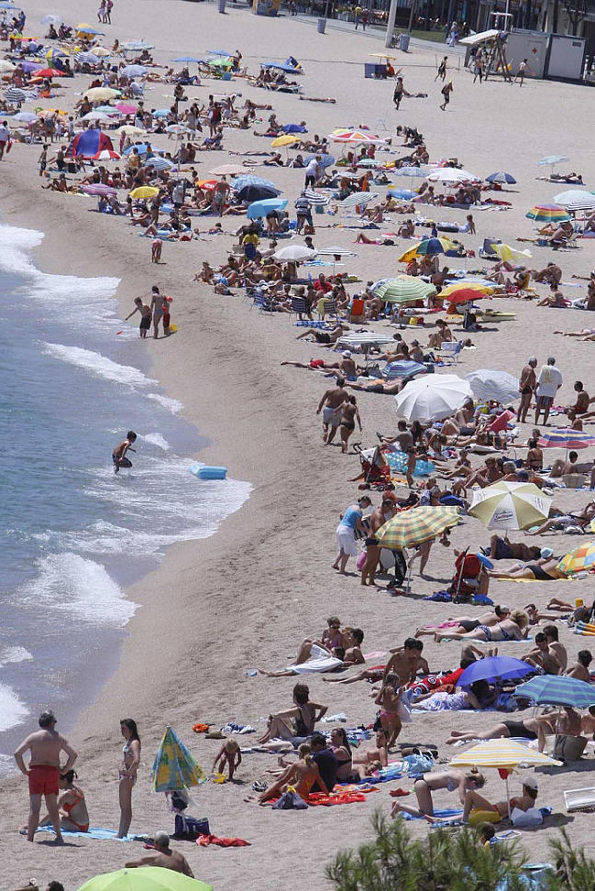 Banyistes a Platja d'Aro aquest dimecres.