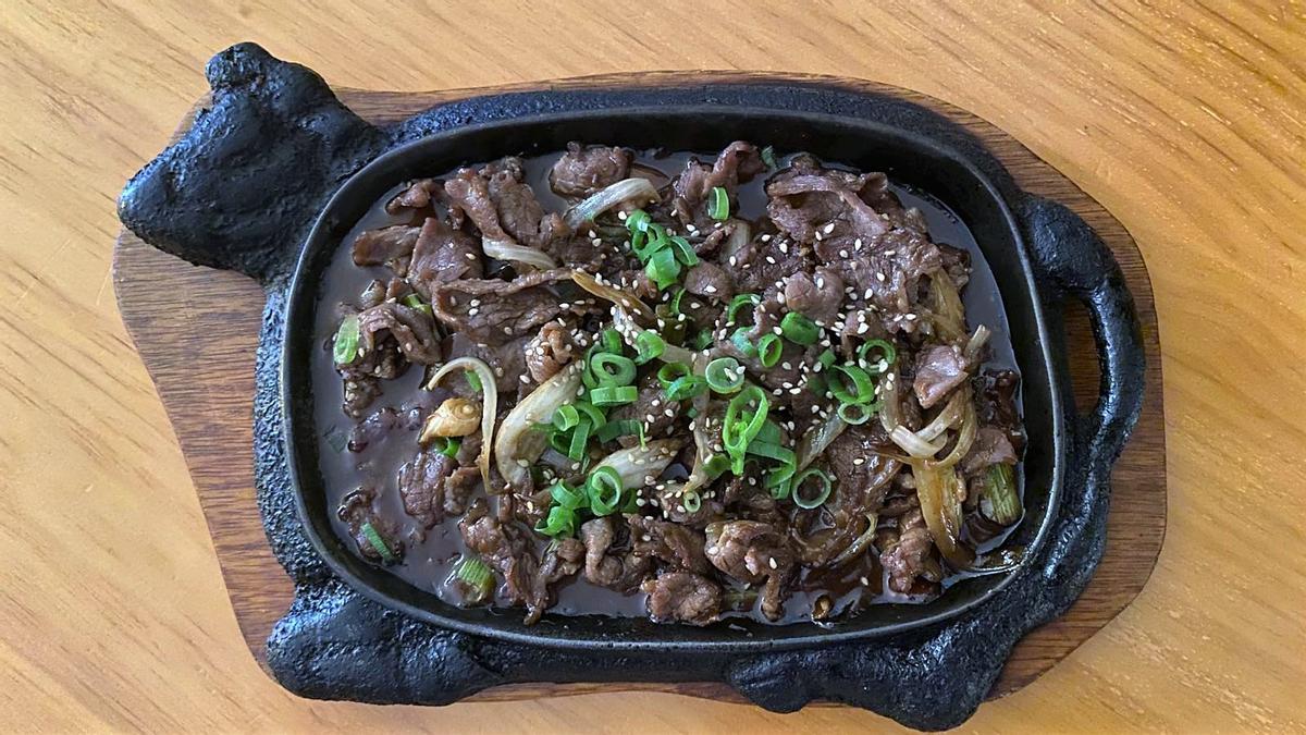 'Bulgogui' del restaurante San Kil, hecho con carrillera de ternera en vez de filete (la carne se marina y se saltea, y lleva salsa de soja y fruta como kiwi).
