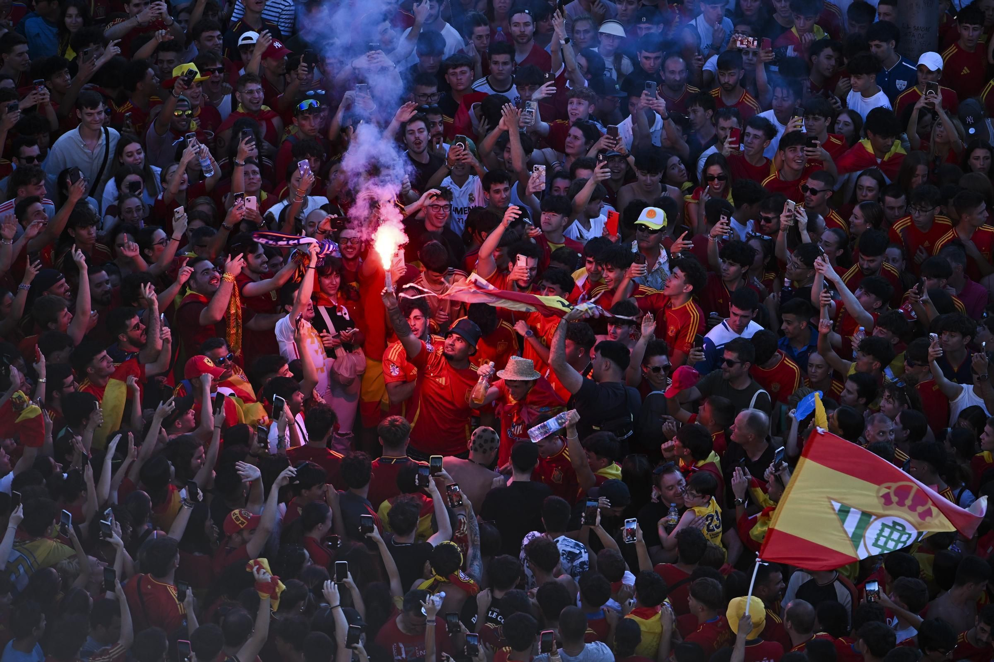 MADRID, 15/07/2024.- Miles de aficionados se concentran este lunes en Cibeles para celebrar con la selección española el título de campeones de la Eurocopa al vencer ayer en la final a Inglaterra. EFE/ Fernando Villar