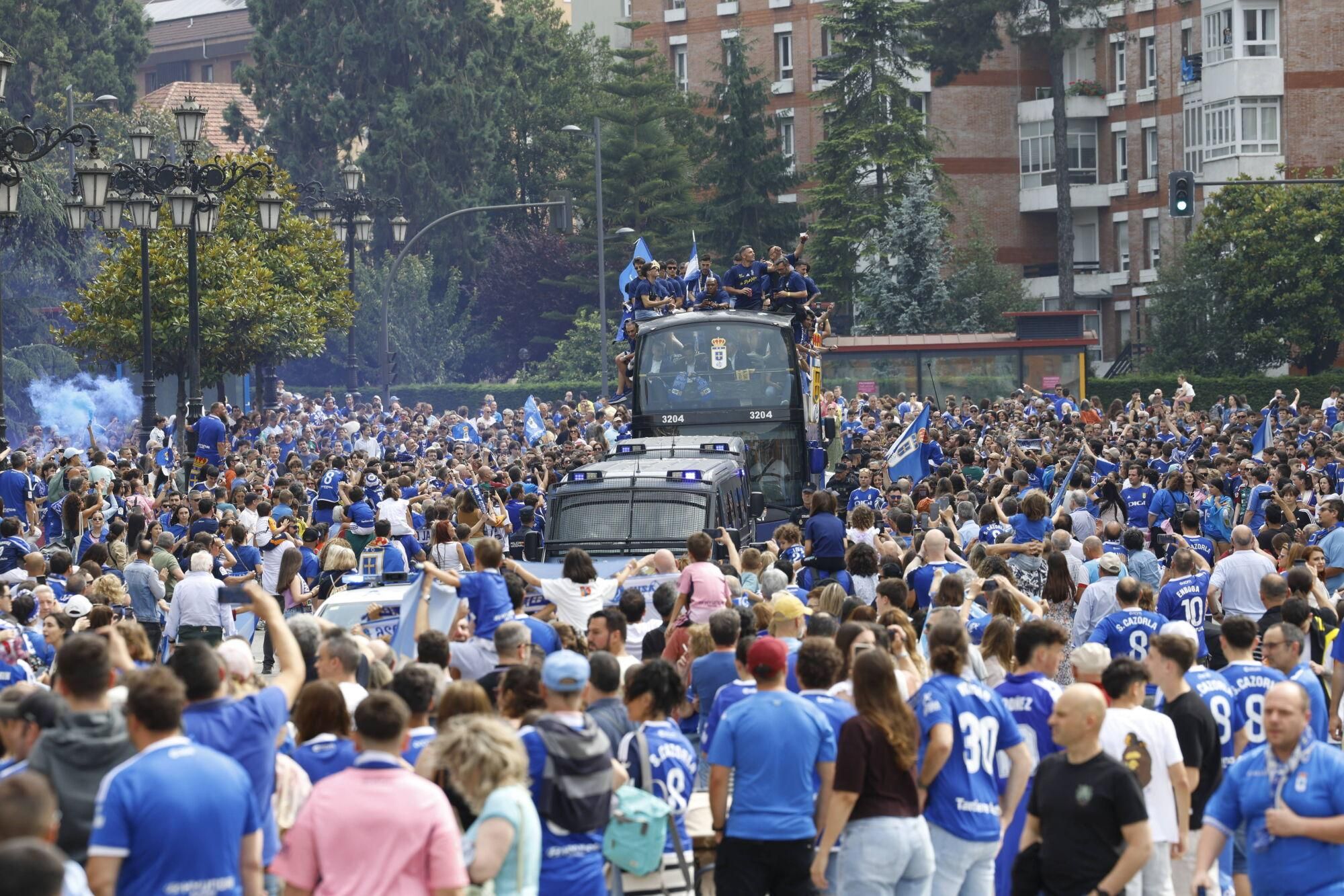 Locura azul en las calles de Oviedo para celebrar el ascenso del equipo a Primera División