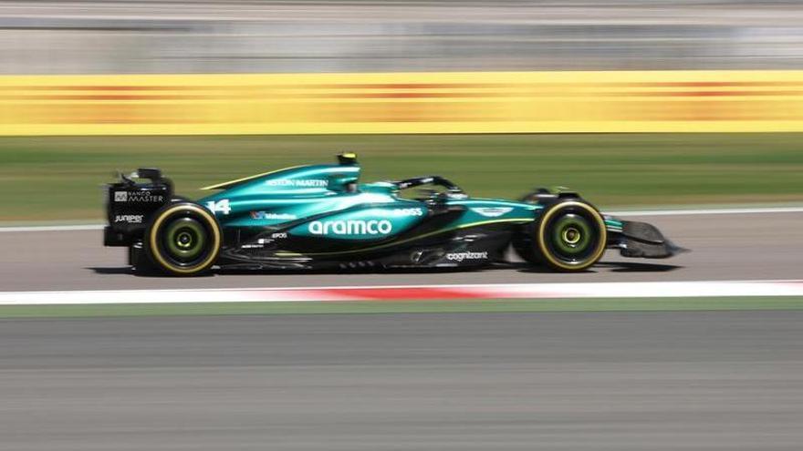 Fernando Alonso durante el primer día de pretemporada F1 2024 con su nuevo AMR24 en el Circuito Internacional de Sakhir (Baréin)