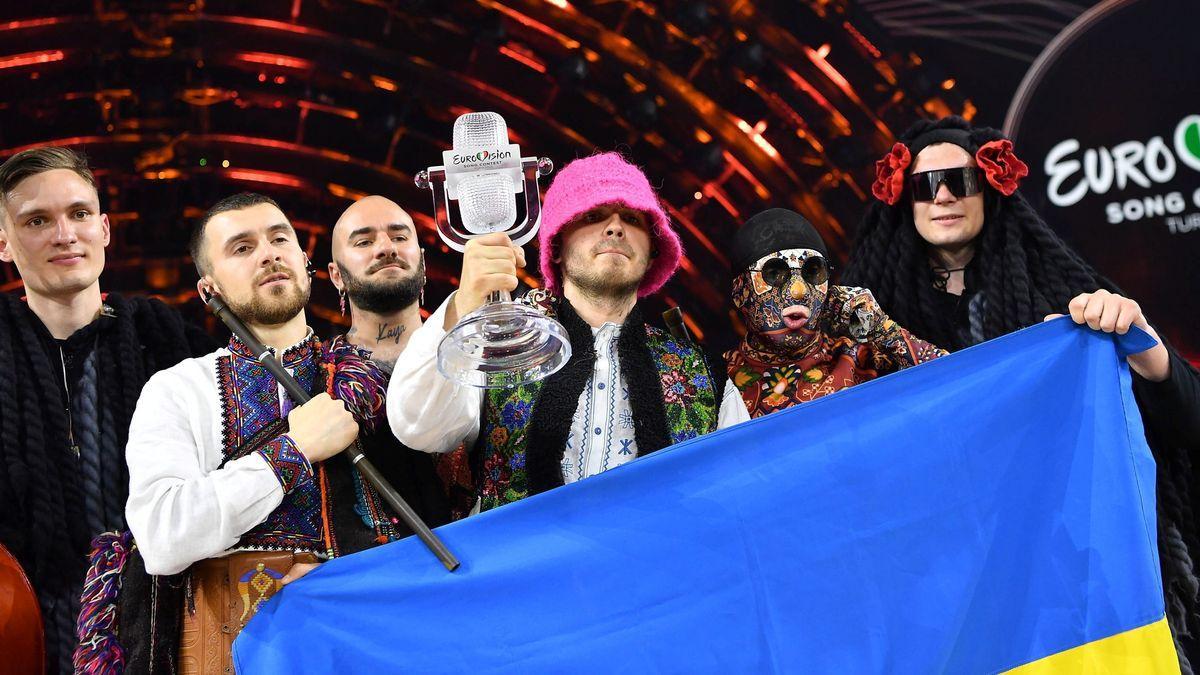 Kalush Orchestra, con el Micrófono de Cristal tras triunfar en Eurovisión 2022.