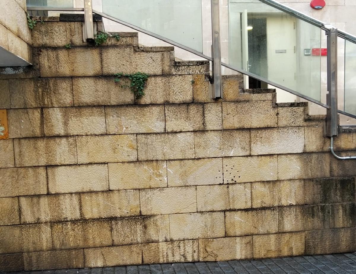 Emaya elimina pintadas independentistas de Arran aparecidas esta madrugada en el centro de Palma