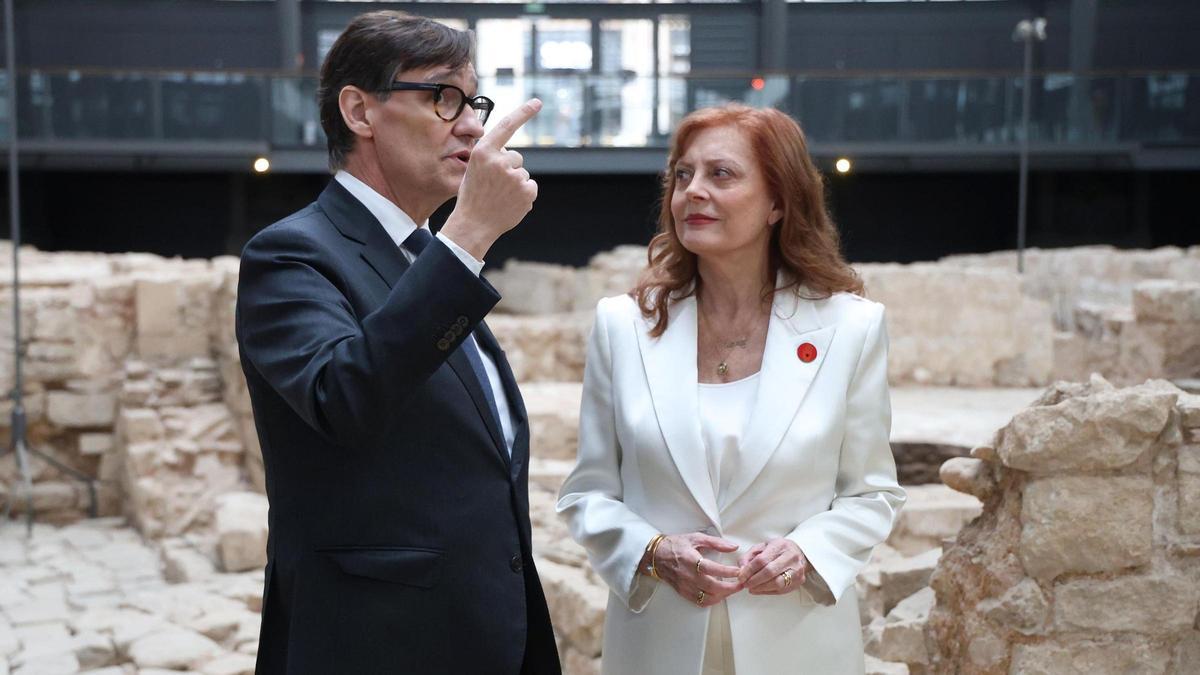 El presidente de la Generalitat, Salvador Illa, junto a la actriz estadounidense Susan Sarandon, en el el Museo de Historia El Born