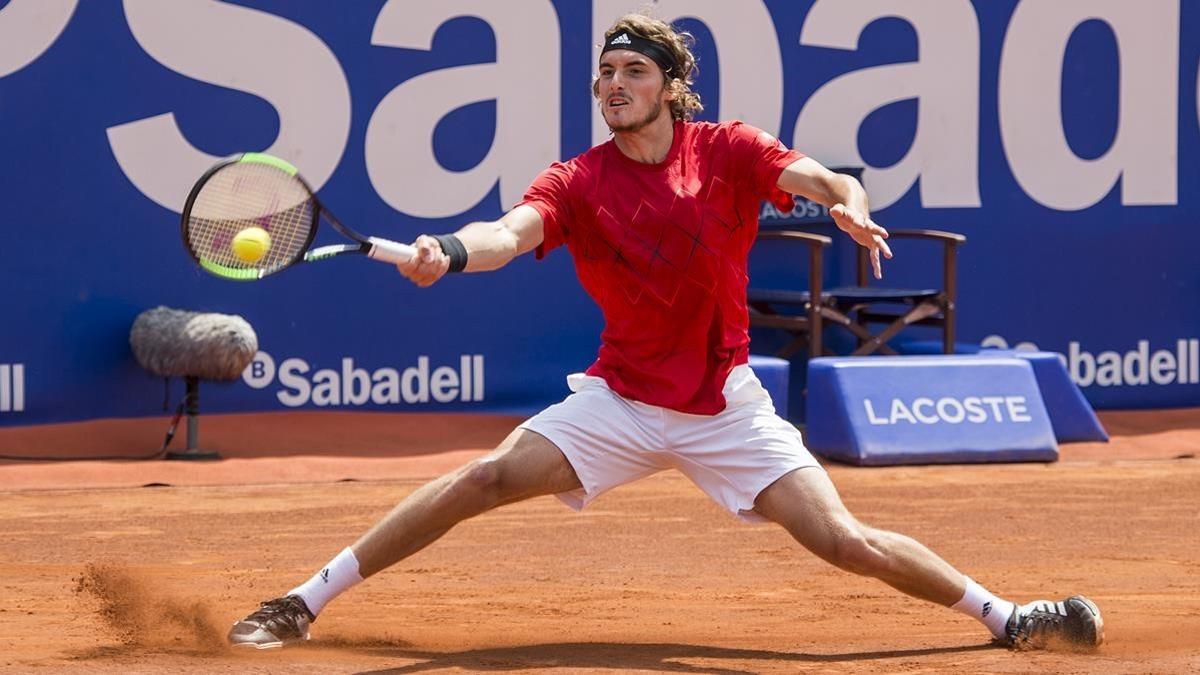 Tsitsipas golpea de derecha