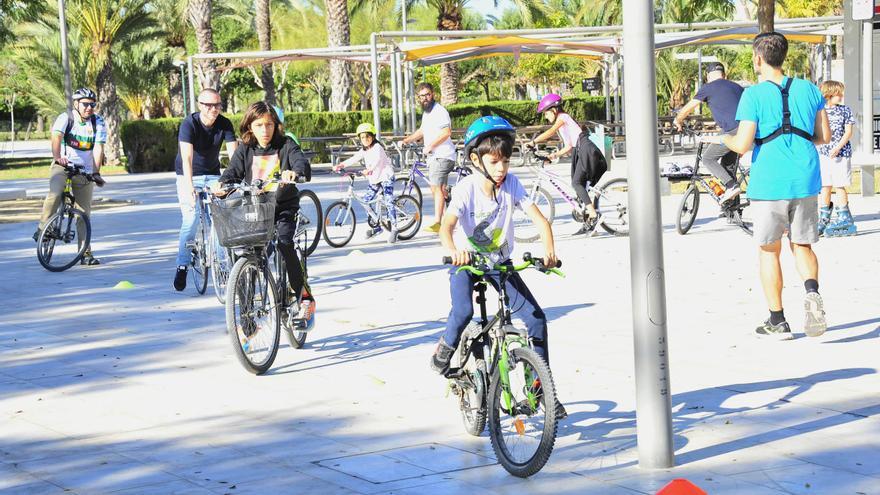 Sobre dos ruedas por la UMH para defender la movilidad sostenible