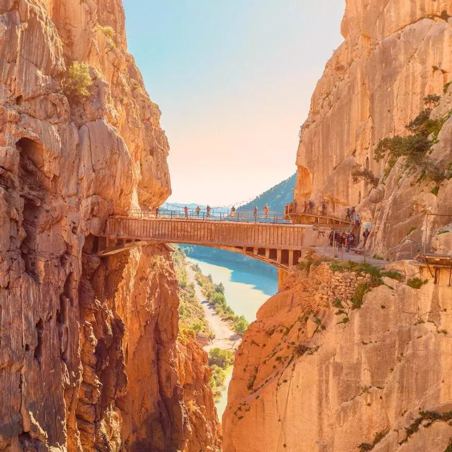 110 metros de puente colgante y 8 kilómetros de adrenalina: la ruta que sigue reinando sobre los senderos de España