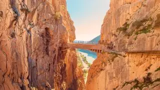 110 metros de puente colgante y 8 kilómetros de adrenalina: la ruta que sigue reinando sobre los senderos de España