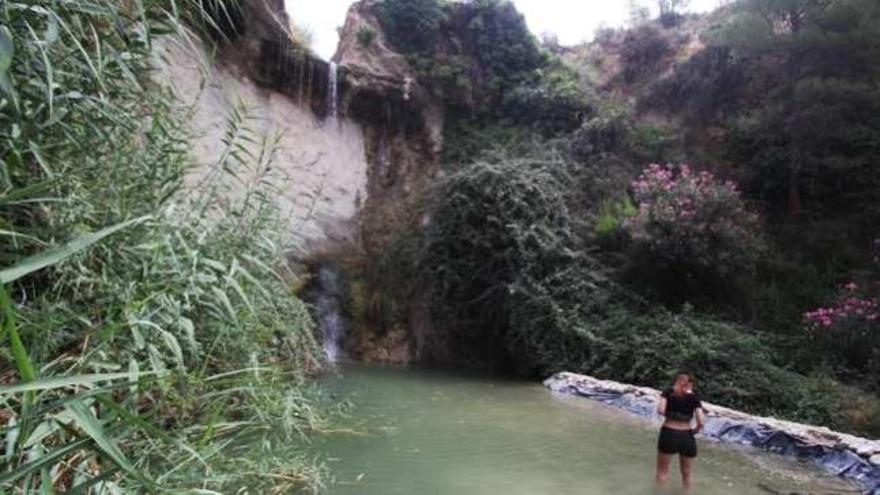 Numerosas personas acuden durante el mes de agosto a bañarse en la rambla de Puça.