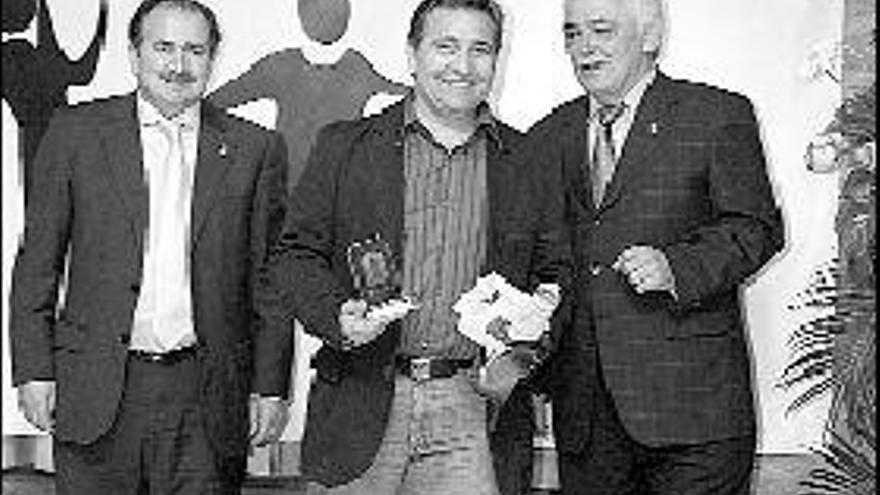 El alcalde de Llanera, José Avelino Sánchez, y el director general de Deportes, Misael Fernández Porrón, con Ángel Arenas, del Club Arenas, mejor entidad.