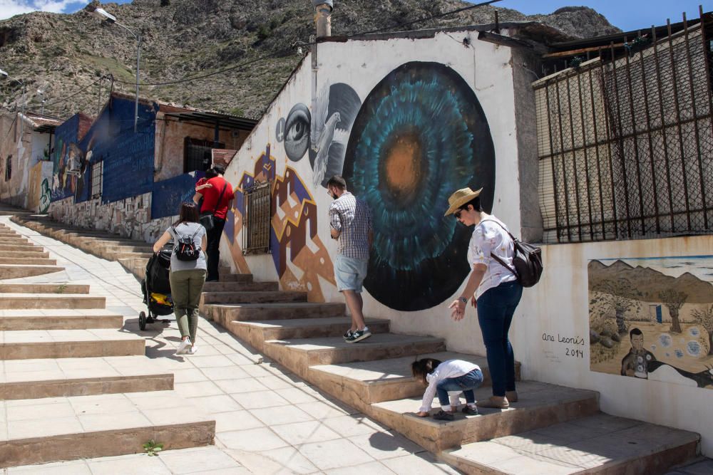 Más de doscientos murales en homenaje a Miguel Hernández engalanan el barrio de San Isidro de Orihuela