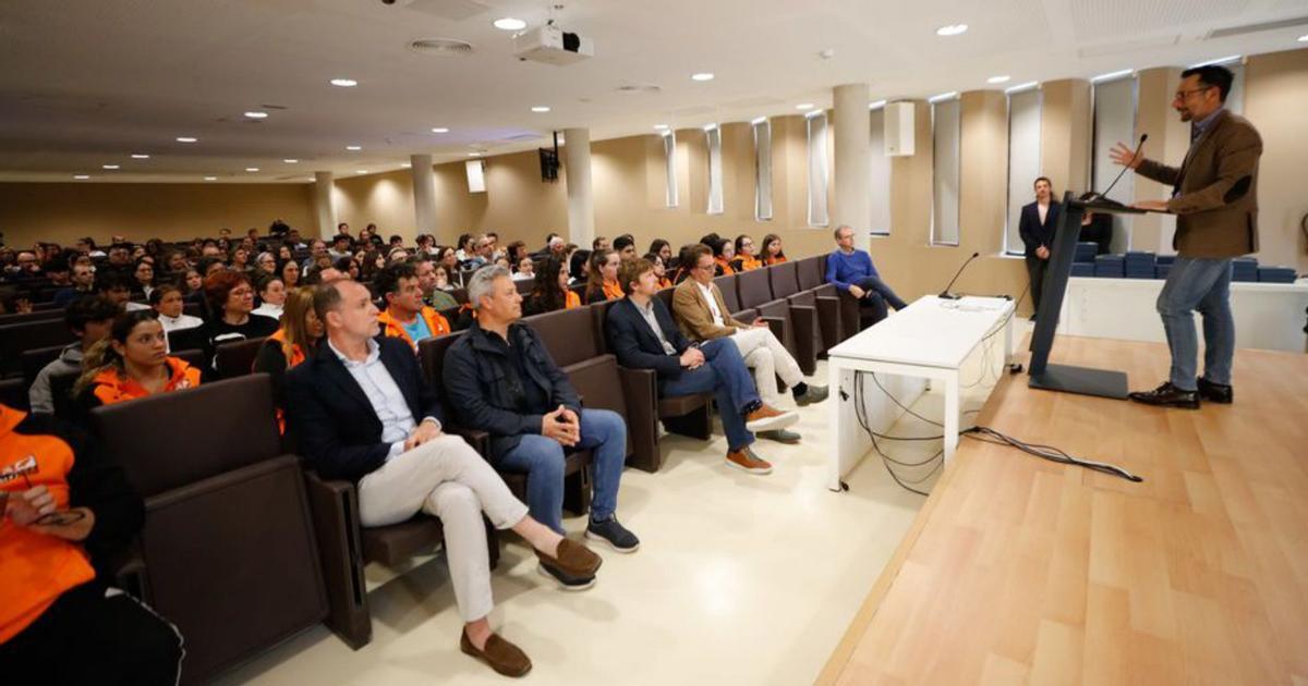 El regatista Carlos Roselló posa con su premio junto al alcalde Rafa Ruiz y Jordi Salewski.