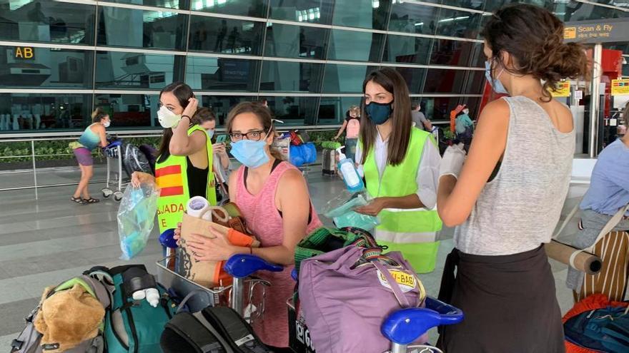 Un grupo de turistas en el aeropuerto.