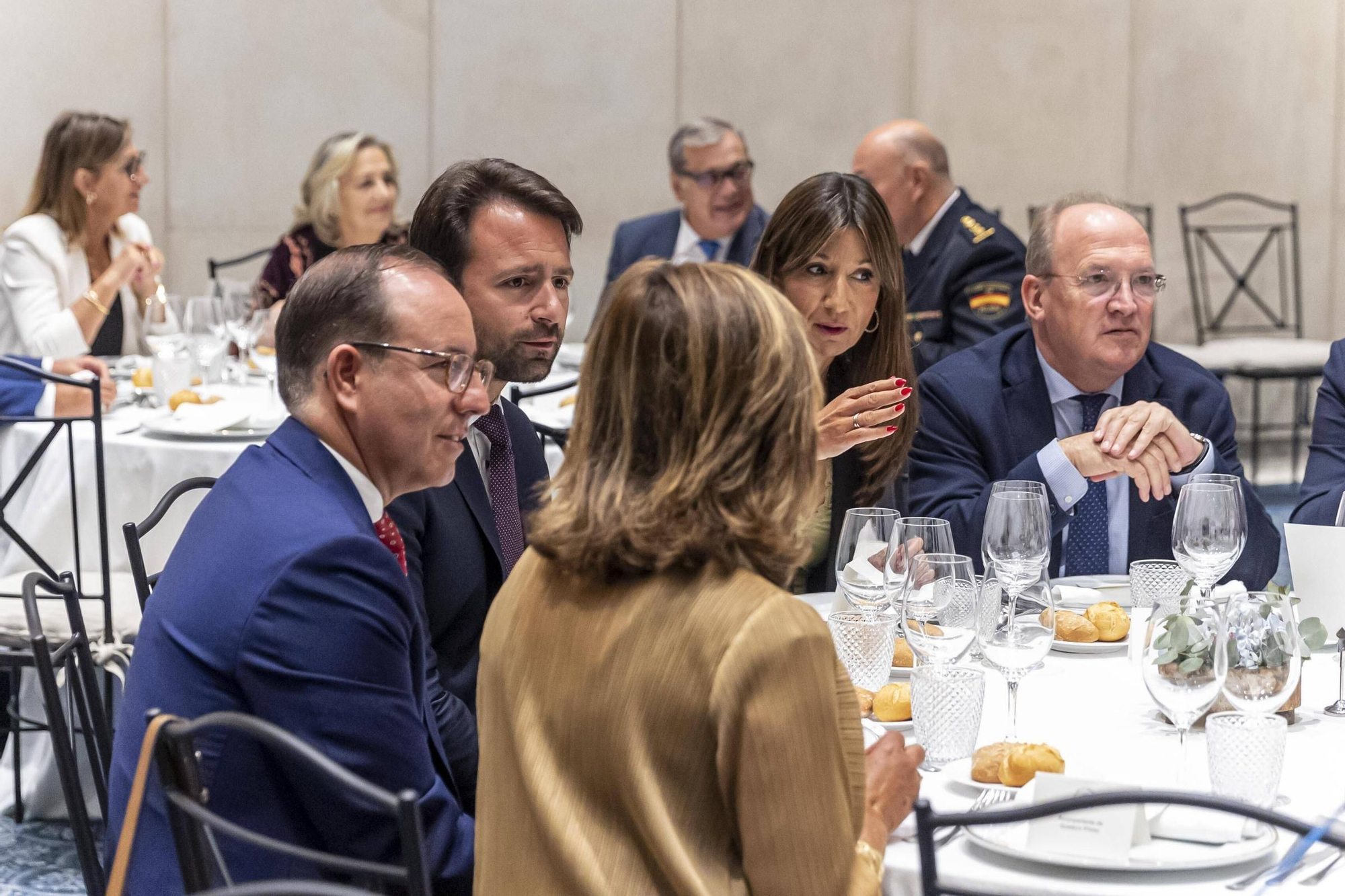 La Asociación Día de Galicia en Asturias entrega su medalla de oro a Adrián Barbón y Carmen Moriyón