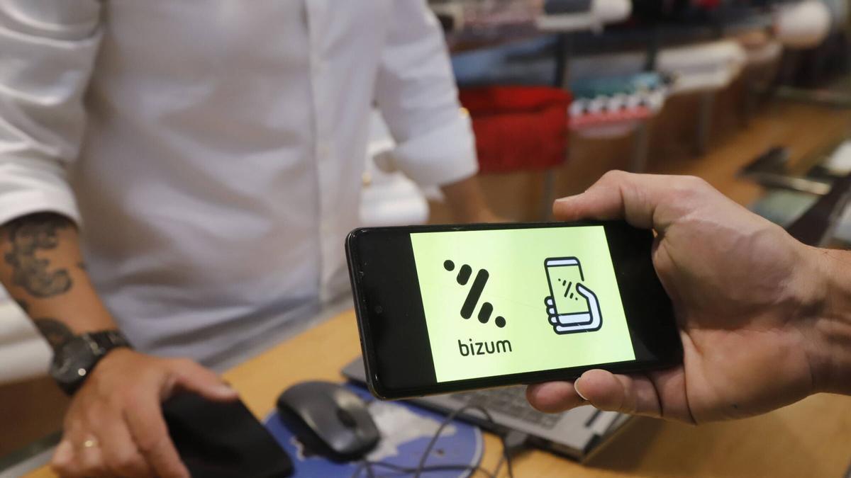 Un cliente paga por Bizum de la manera tradicional, antes del nuevo sistema.