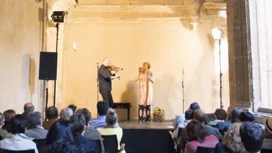 Asistentes al concierto de arpa y violín del Arqueológico.