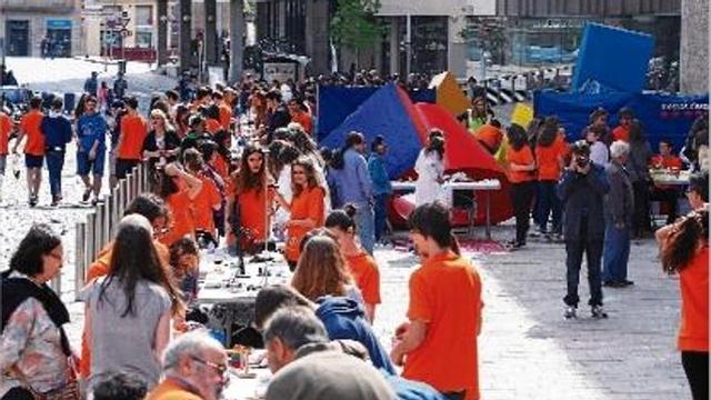 La plaça Pompeu Fabra, entre la seu de la Generalitat i la Casa de Cultura, plena d'alumnes de ciències.
